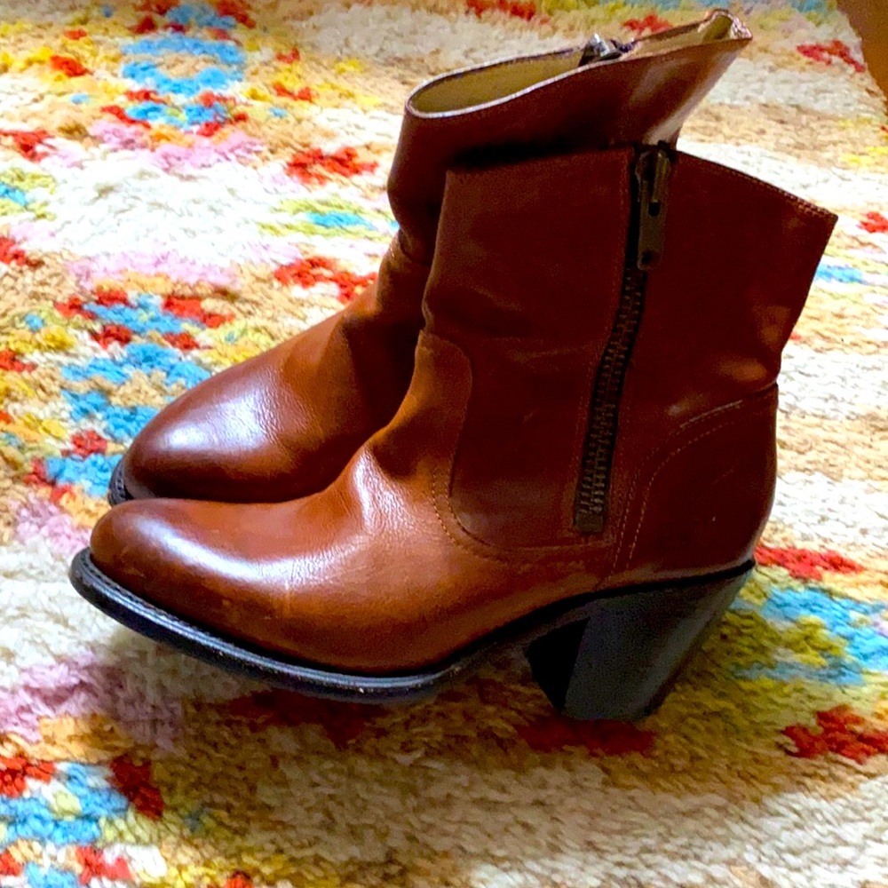Frye Leslie zip booties 8